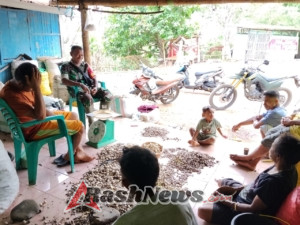 Babinsa Koramil 1602-04/Maurole Perkuat Hubungan dengan Masyarakat Lewat Pamwil dan Komsos