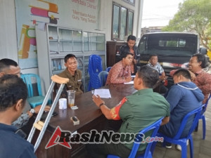 Tingkatkan Kemanunggalan TNI-Rakyat, Babinsa Pengambengan Gelar Komsos di Kantor Desa