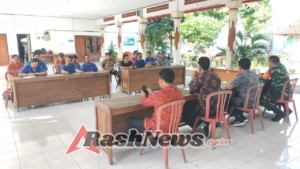 Babinsa Ekasari Koramil 1617-03/Melaya Dukung Penuh Pembangunan Desa, Hadiri Rapat Penentuan Lokasi KDMP