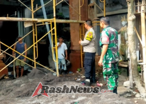 Babinsa dan Bhabinkamtibmas Patroli Sambang: Jaga Keamanan Desa Dauh Puri Kangin di Musim Hujan