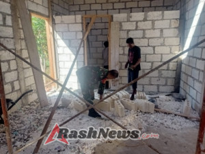 Babinsa Ba’a Wujudkan Kepedulian Sosial Melalui Kerja Bakti Bangun Rumah Warga Nggelodae
