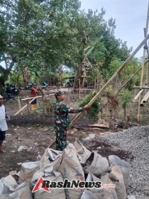 Sertu Clementino Pimpin Kegiatan Karya Bhakti di Desa Wolomuku, Bantu Warga Tingkatkan Kualitas Rumah