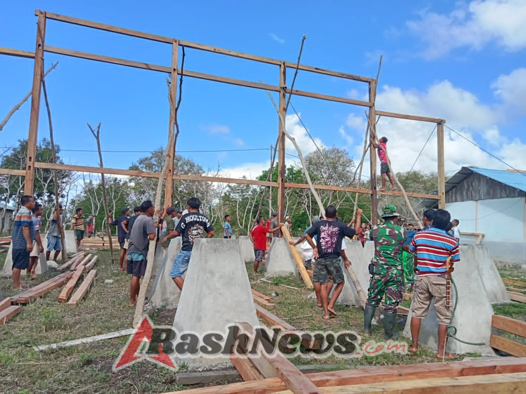 Semangat Gotong Royong Babinsa dan Warga Karera Bangun Rumah Bapak Yonathan Nenggi Landu Meha