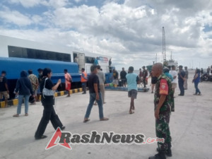 Kapal Expres Bahari 8E Berlayar Aman ke Kupang, Babinsa Pastikan Situasi Kondusif di Pelabuhan Ba’a