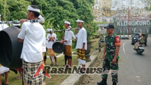 Babinsa Tusan Bersinergi Amankan Prosesi Nunas Tirta Karya Ngusaba Jagat Pura Agung Kentel Gumi Di Beji Tukad Melangit