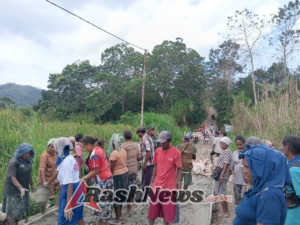 Babinsa Welai Selatan dan Warga Gotong Royong Lakukan Pengecoran Jalan Desa