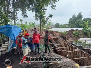 Babinsa Koramil Sukasada Turun Langsung Monitoring Proyek PU di Desa Pancasari