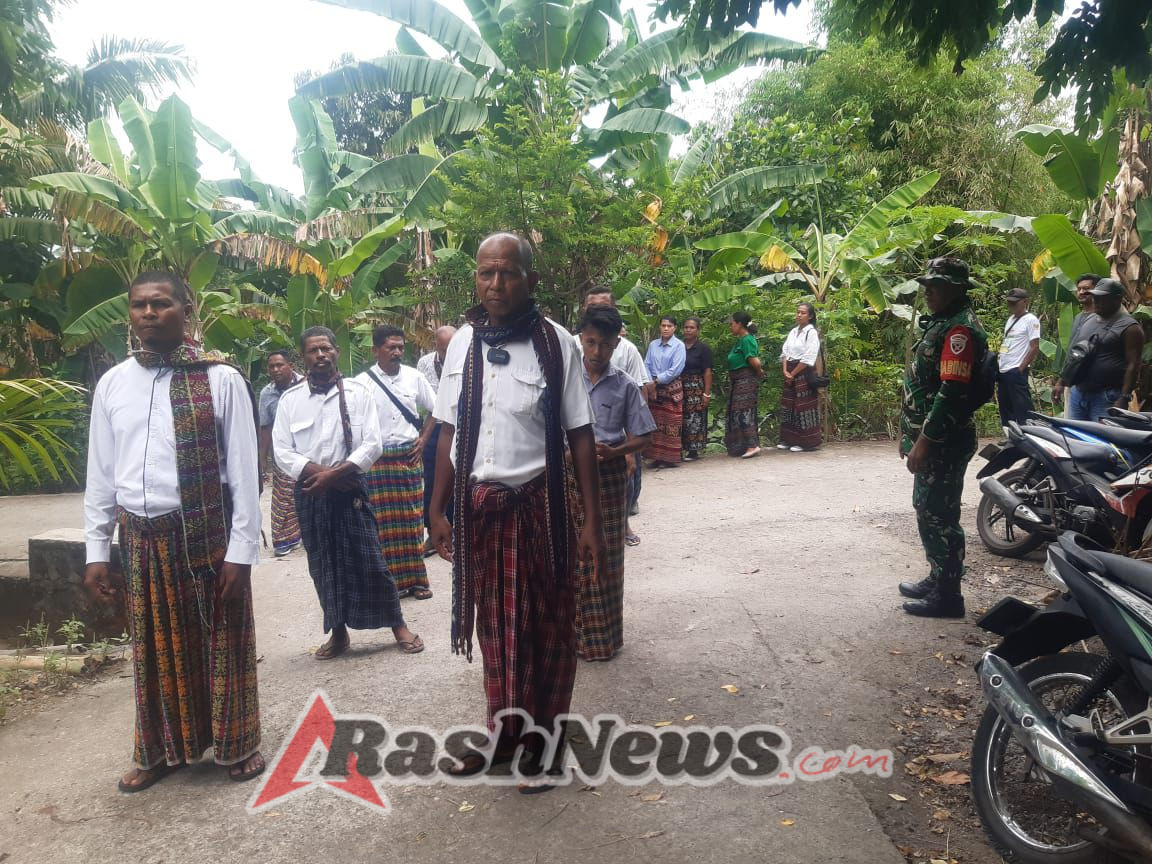 Sinergi Babinsa dan Warga Wujudkan HUT Desa Watuliwung yang Kondusif