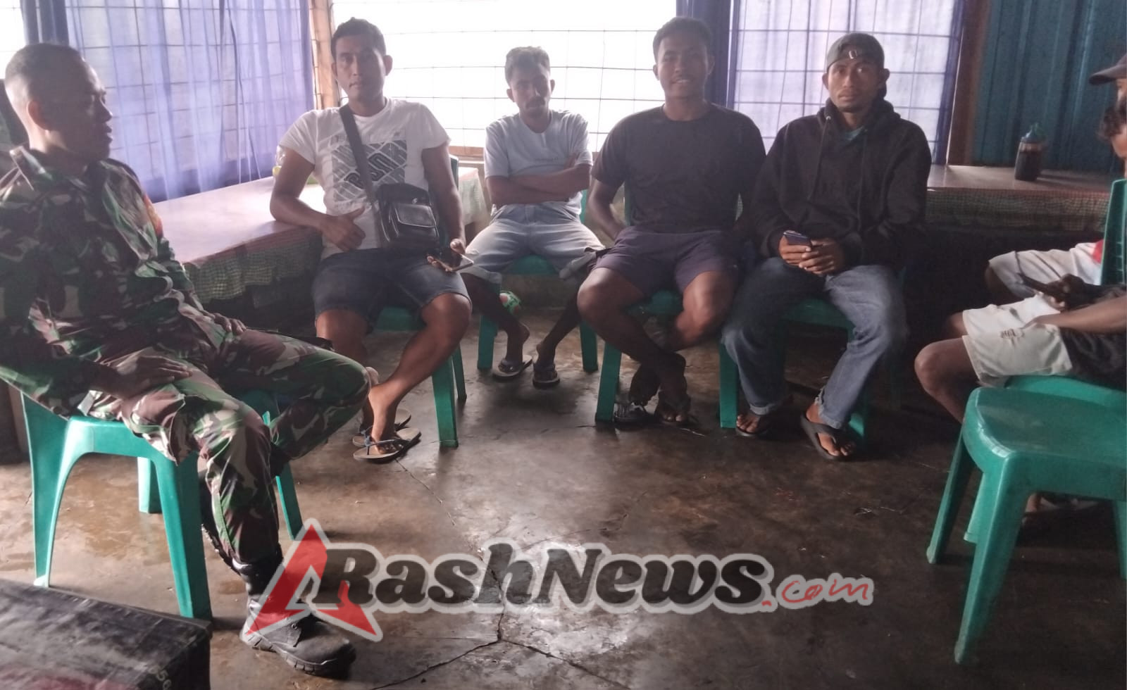 Komsos dan Pemantauan Wilayah Babinsa Koramil Detusoko Perkuat Hubungan TNI dan Warga Ndikosapu