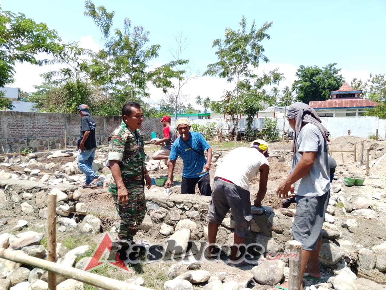 Babinsa Koramil Aktif Bantu Warga Lewat Kegiatan Karya Bhakti