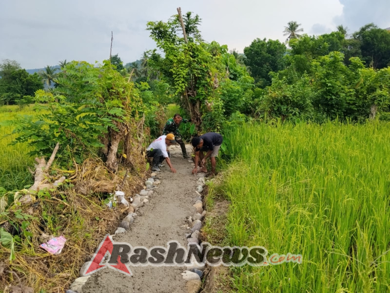 Babinsa Koramil Maurole Turun Langsung ke Lapangan Dukung Program Irigasi Desa Tou Barat