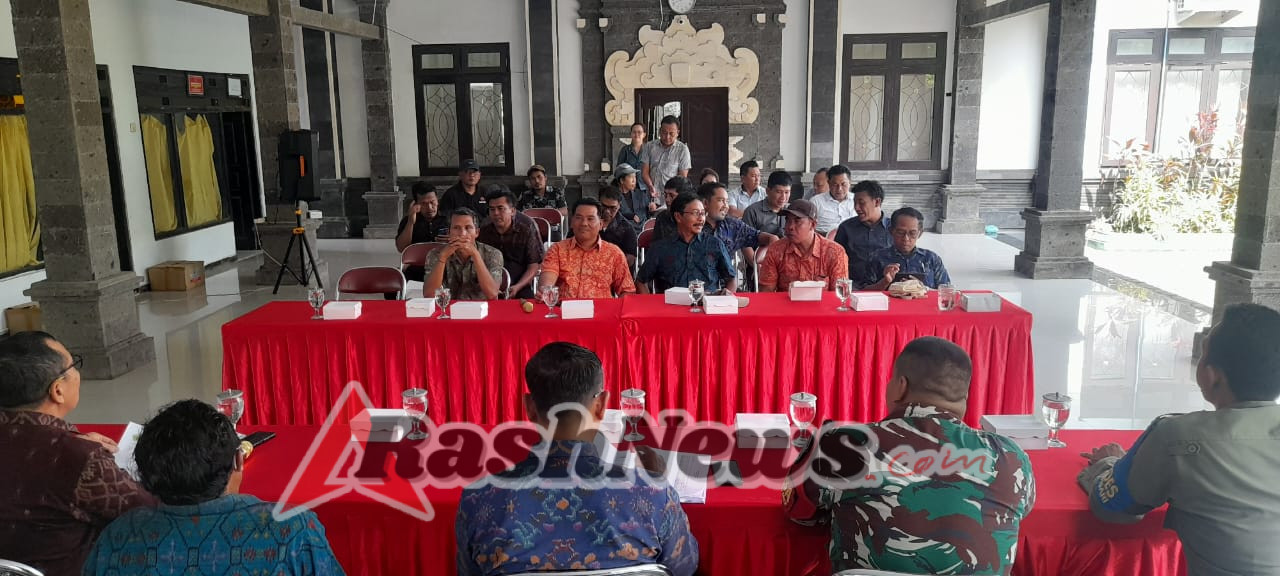 Babinsa dan Polprades Hadiri Rapat Koordinasi Kinerja Aparatur Pemerintah Desa Nusasari   Jembrana, 11 November 2025 – Babinsa Desa Nusasari (Serda Sigit Artoni) bersama dengan Polprades (Munirkhan) menghadiri Rapat Koordinasi (Rakor) mengenai Kinerja Aparatur Pemerintahan Desa Nusasari. Kegiatan ini berlangsung di Aula Kantor Perbekel Desa Nusasari, Kecamatan Melaya, Kabupaten Jembrana.  Rapat koordinasi ini dilaksanakan sebagai forum penting untuk membahas dan mengevaluasi kinerja serta kegiatan seluruh aparatur pemerintahan yang bertugas di Desa Nusasari. Kehadiran Babinsa dan Polprades menunjukkan komitmen dalam mendukung stabilitas dan sinergi antara TNI, Polri, dan pemerintahan desa.  Kegiatan ini turut dihadiri oleh berbagai unsur pimpinan dan staf di lingkungan Desa Nusasari, termasuk:  • Perbekel Desa Nusasari  • Ketua BPD Desa Nusasari  • Ketua LPM Desa Nusasari  • Klian Banjar Se-desa Nusasari  • Klian Adat Se-desa Nusasari  • Anggota BPD desa Nusasari  • Seluruh Staf Desa Nusasari Rapat koordinasi tersebut berjalan dengan aman dan lancar, menghasilkan kesepakatan dan evaluasi yang diharapkan dapat meningkatkan kualitas pelayanan dan kinerja pemerintahan Desa Nusasari ke depan.