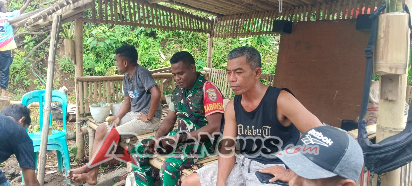 Kehadiran Babinsa di Desa Manulondo Dorong Masyarakat Tetap Waspada Kamtibmas