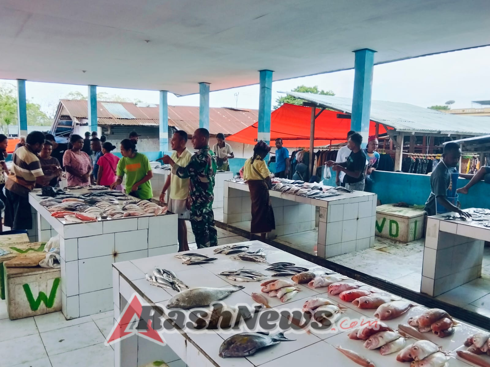 Komsos Babinsa di Pasar Niki Niki Ciptakan Suasana Aman, Tertib, dan Kondusif di Amanuban Tengah