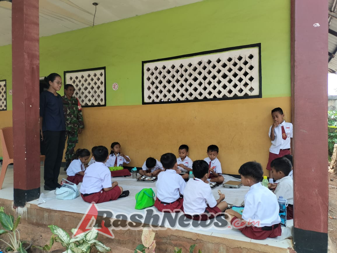 Babinsa Koramil 1627-02/Pantai Baru Dampingi Kegiatan Pemberian Makanan Sehat Bergizi untuk Ribuan Pelajar