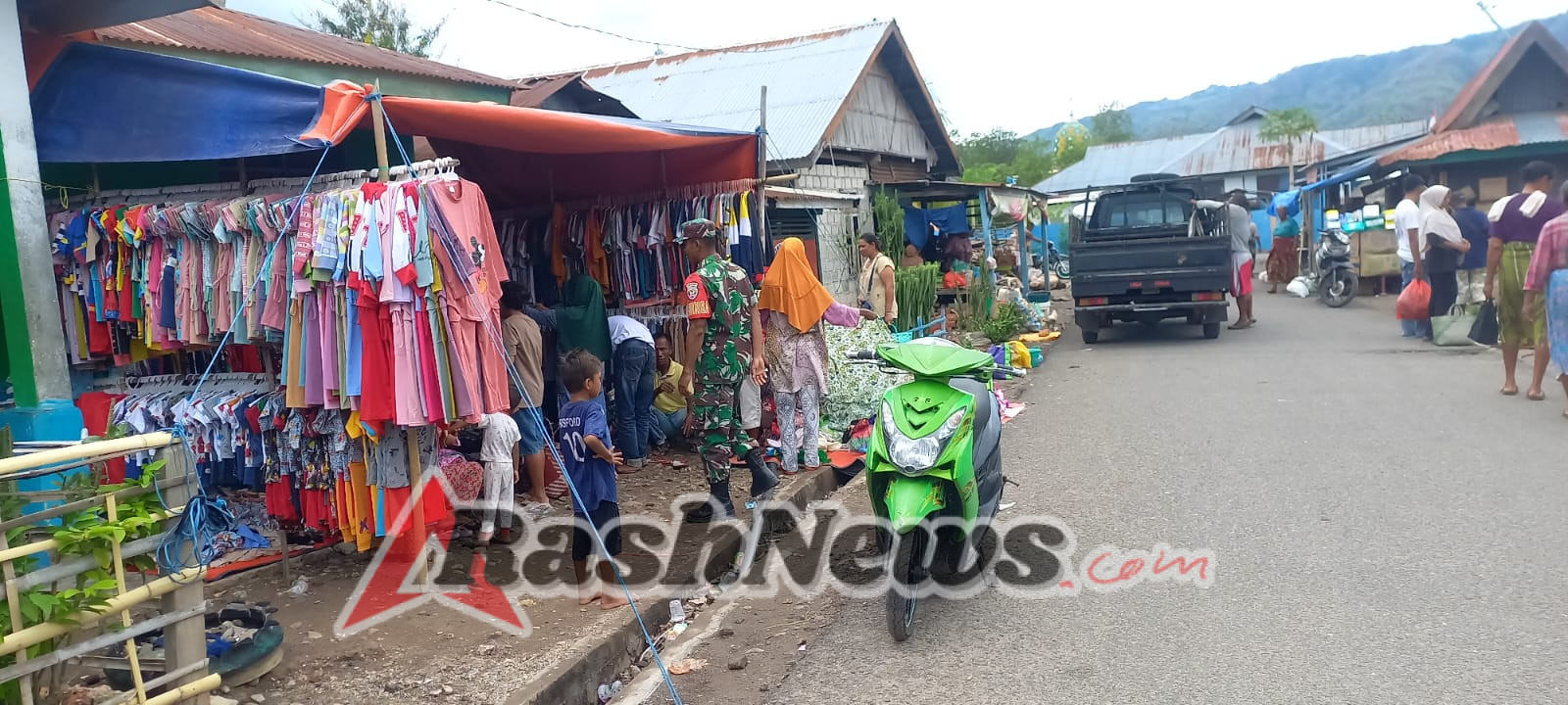 Babinsa Koramil 1624-04/Omesuri Himbau Pedagang dan Pengunjung Pasar Jaga Keamanan dan Kebersihan