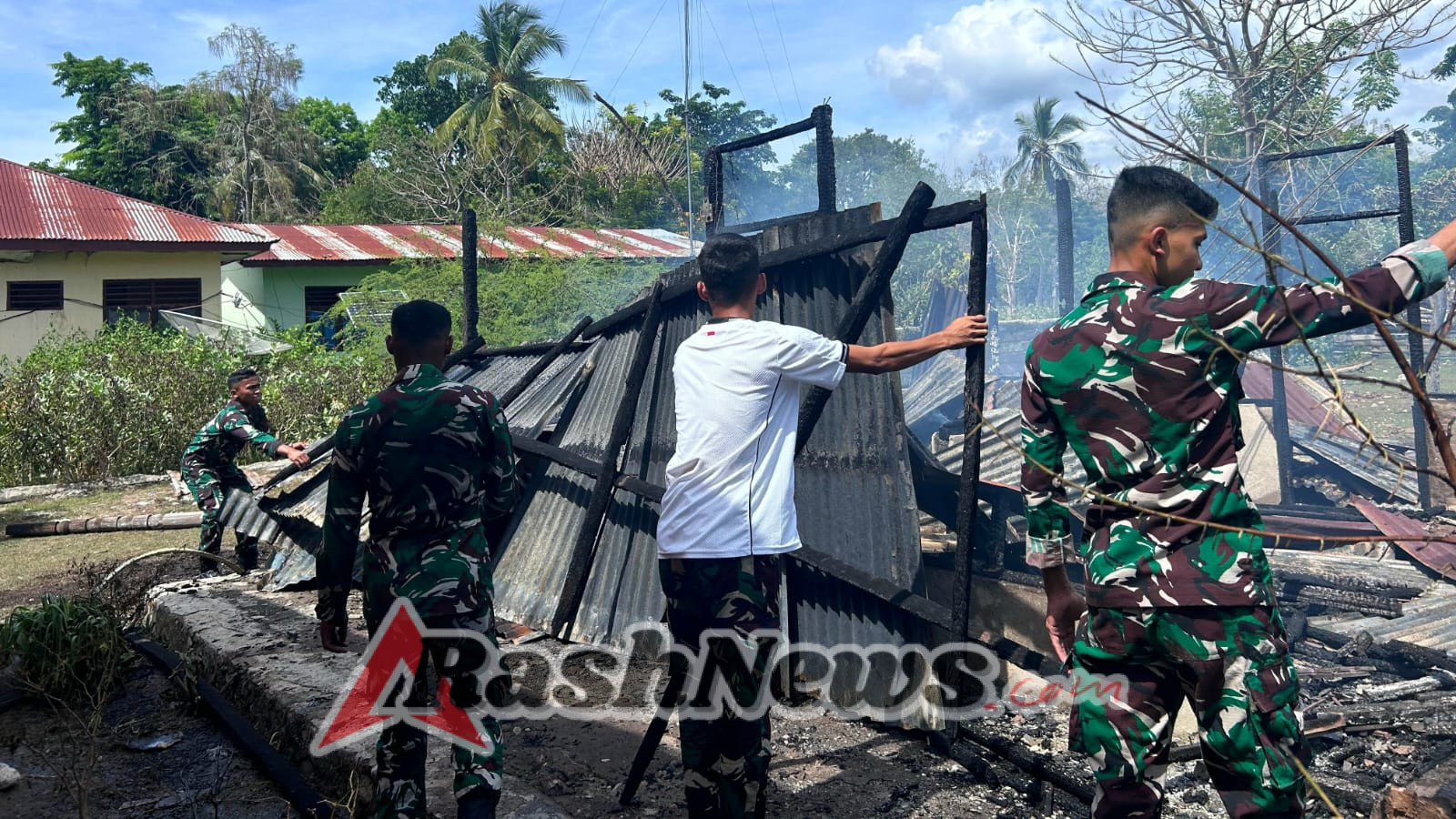 Satgas Pamtas Yonarmed 12 Kostrad Bantu Padamkan Kebakaran Rumah Warga di Desa Alas Selatan