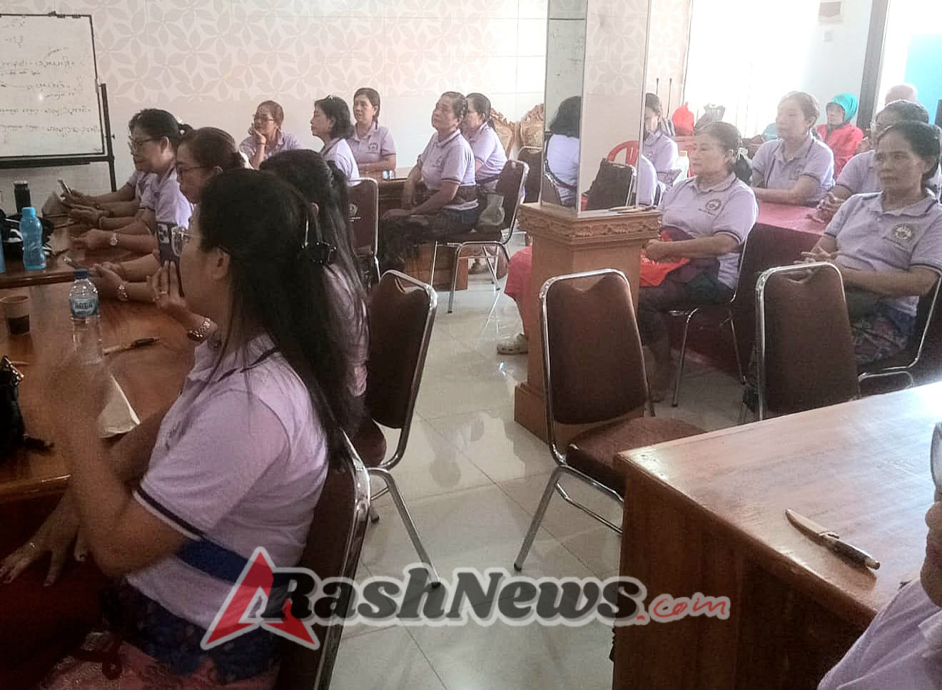 WHDI Dauh Puri Klod Beri Pelatihan Pembuatan Lamak dan Sampyan Salang, Hadirkan Semangat Kebersamaan