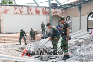 Sinergi TNI dan Warga Rehap Gereja GMIT Batu Karang