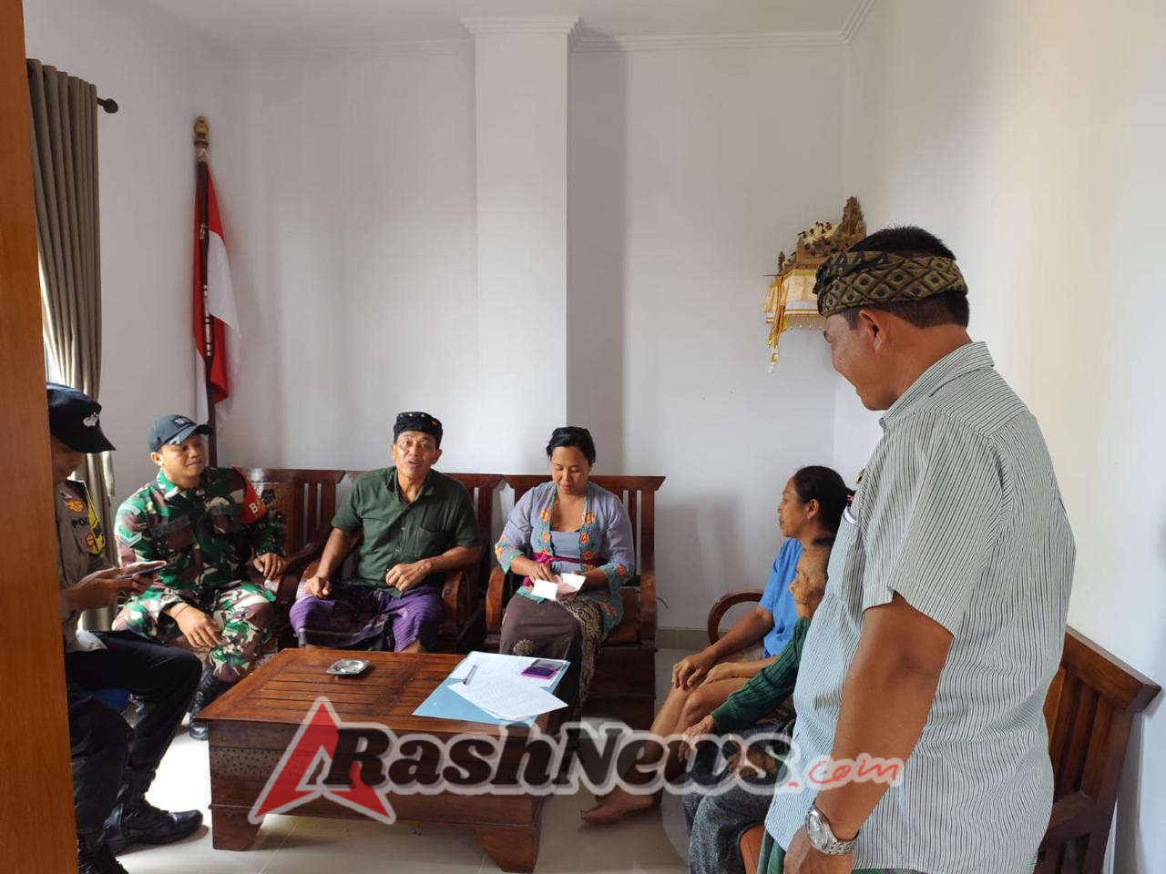 Dampingi Penyluran BLT DD, Serda Kadek Dwi Awan Tegaskan Totalitas  Babinsa Beri Pengabdian Dalam Tingkatkan Kesejahteraan Masyarakat