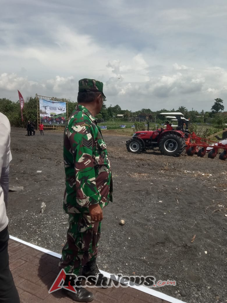 Babinsa Takmung Dampingi Uji Coba Dan Demonstrasi Teknologi Pertanian Modern, Pastikan Berjalan Aman Dan Lancar