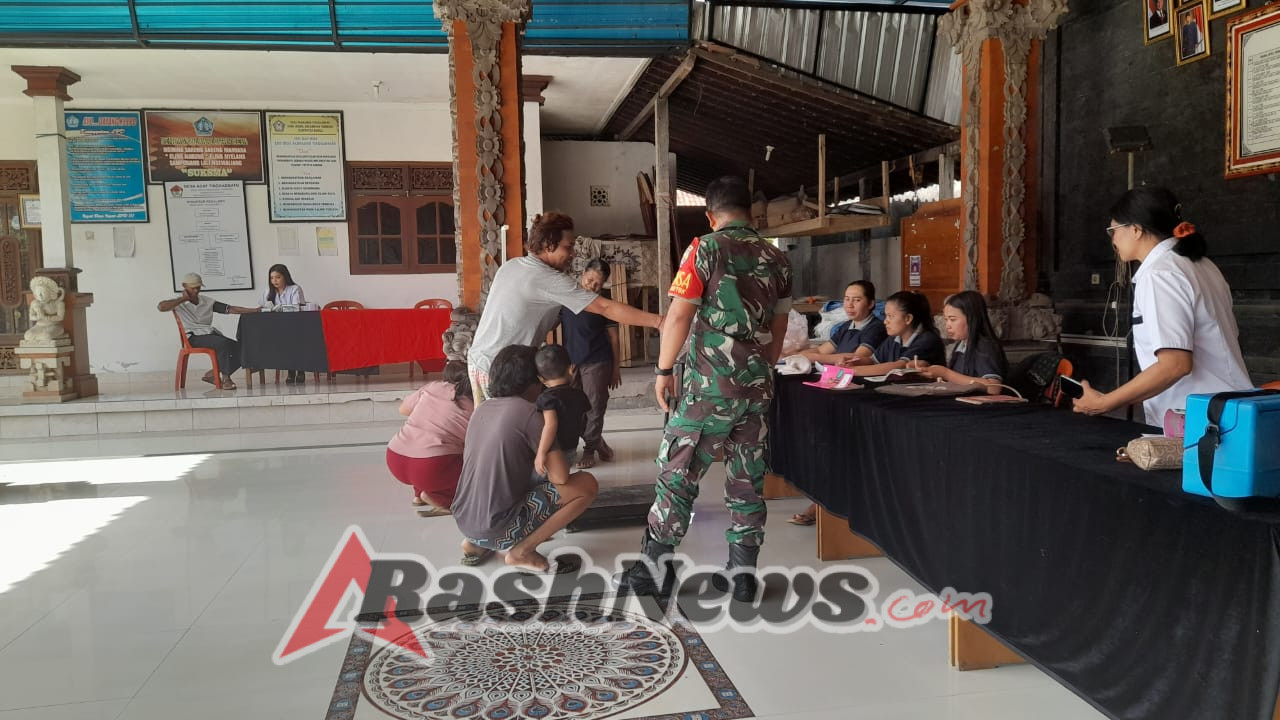 Dukung Tumbuh Kembang Anak, Babinsa Desa Jehem Aktif Dampingi Kegiatan Posyandu Balita di Banjar Dinas Tingkadbatu