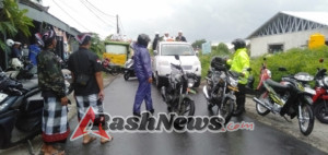 Meski Ditemani Hujan, Babinsa Satra Tetap Semangat Beri Pengawalan Ngiring Ida Ratu Gede Dan Sanghyang Tri Durga Tedun Ke Desa Adat Tanggahan Peken