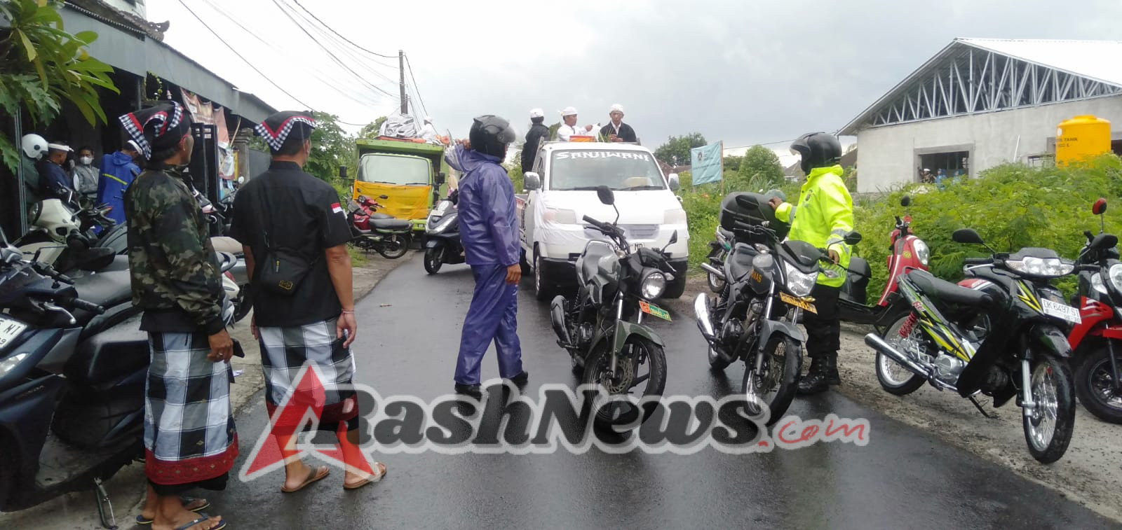 Meski Ditemani Hujan, Babinsa Satra Tetap Semangat Beri Pengawalan Ngiring Ida Ratu Gede Dan Sanghyang Tri Durga Tedun Ke Desa Adat Tanggahan Peken