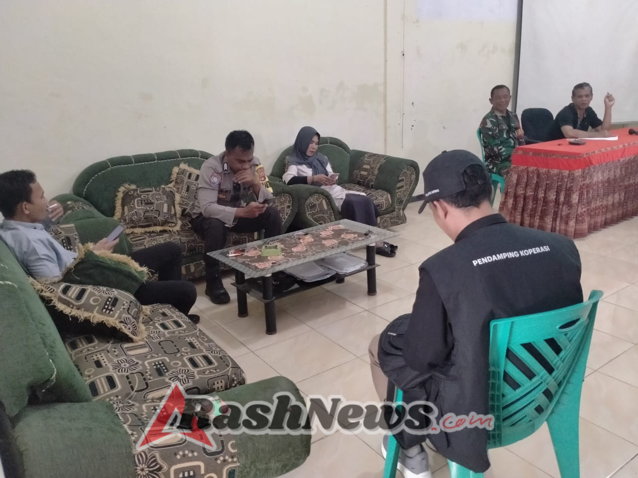 Babinsa Koramil 1628-03/Seteluk Dorong Kerjasama TNI–Pemdes Lewat Kegiatan Komsos di Desa Rempes