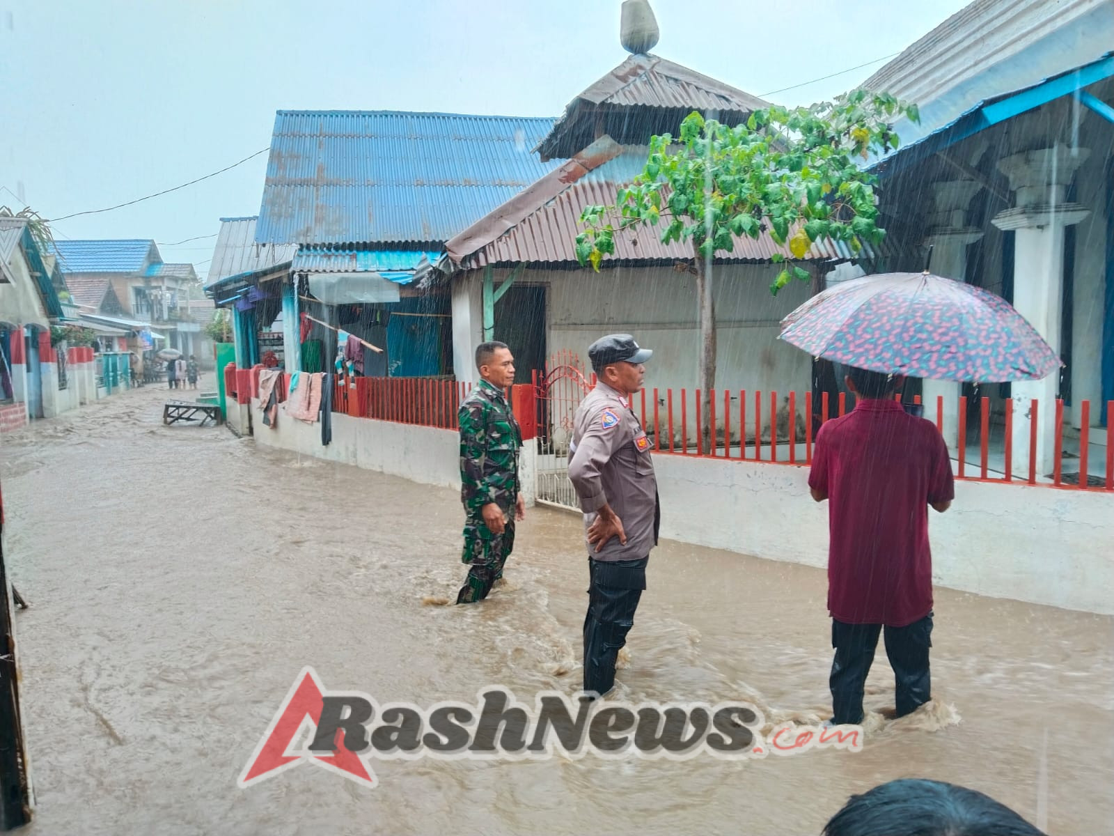 Koramil 1608-02/Bolo Bersama Aparat Desa Koordinasi Cepat Tangani Banjir di Madapangga
