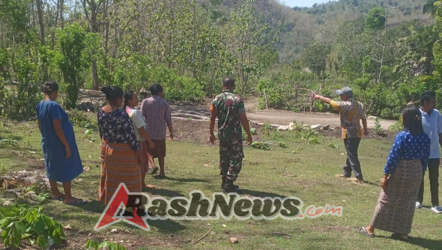 Babinsa Koramil 1618-05/Biut Dampingi Petani Persiapkan Musim Tanam di Biboki Utara