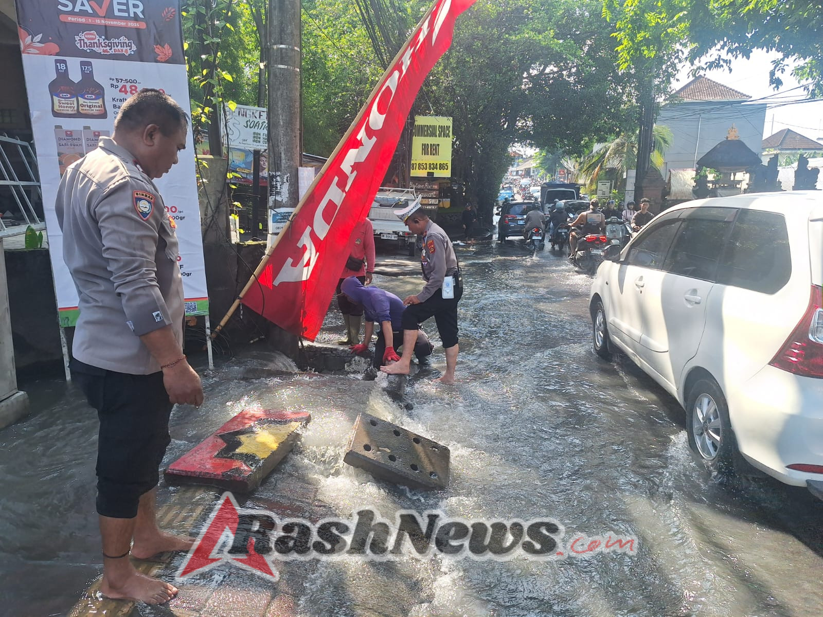 Anggota Polsek Kuta Utara Lakukan Aksi Nyata Bersihkan Got Saluran Air Di Jalan Raya  Canggu