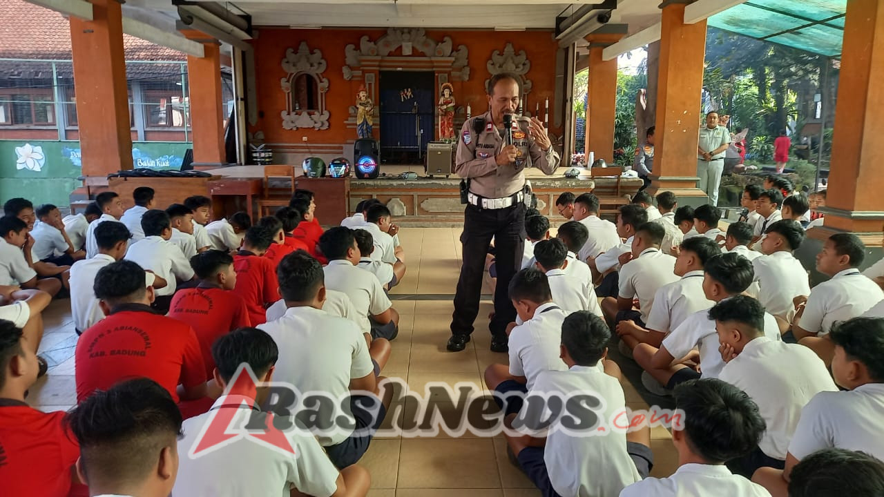 Belajar Seru Bareng Polisi, Siswa SMPN 3 Abiansemal Diajari Tertib Berlalu Lintas Sejak Dini