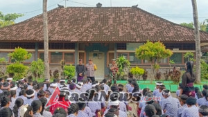 Bhabinkamtibmas Desa Keramas Jadi Pembina Upacara di SMPN 2 Blahbatuh, Ajak Siswa Tertib Berlalulintas