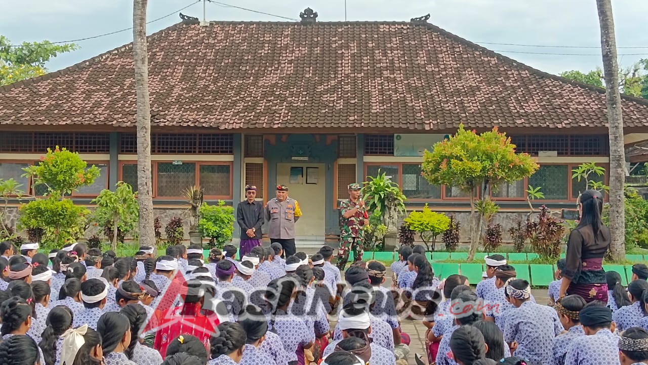 Bhabinkamtibmas Desa Keramas Jadi Pembina Upacara di SMPN 2 Blahbatuh, Ajak Siswa Tertib Berlalulintas