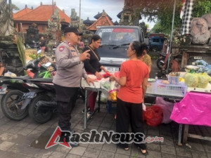 Menjelang Hari Raya Galungan dan Kuningan, Bhabinkamtibmas Singakerta Tingkatkan Himbauan Keamanan di Pasar Tradisional