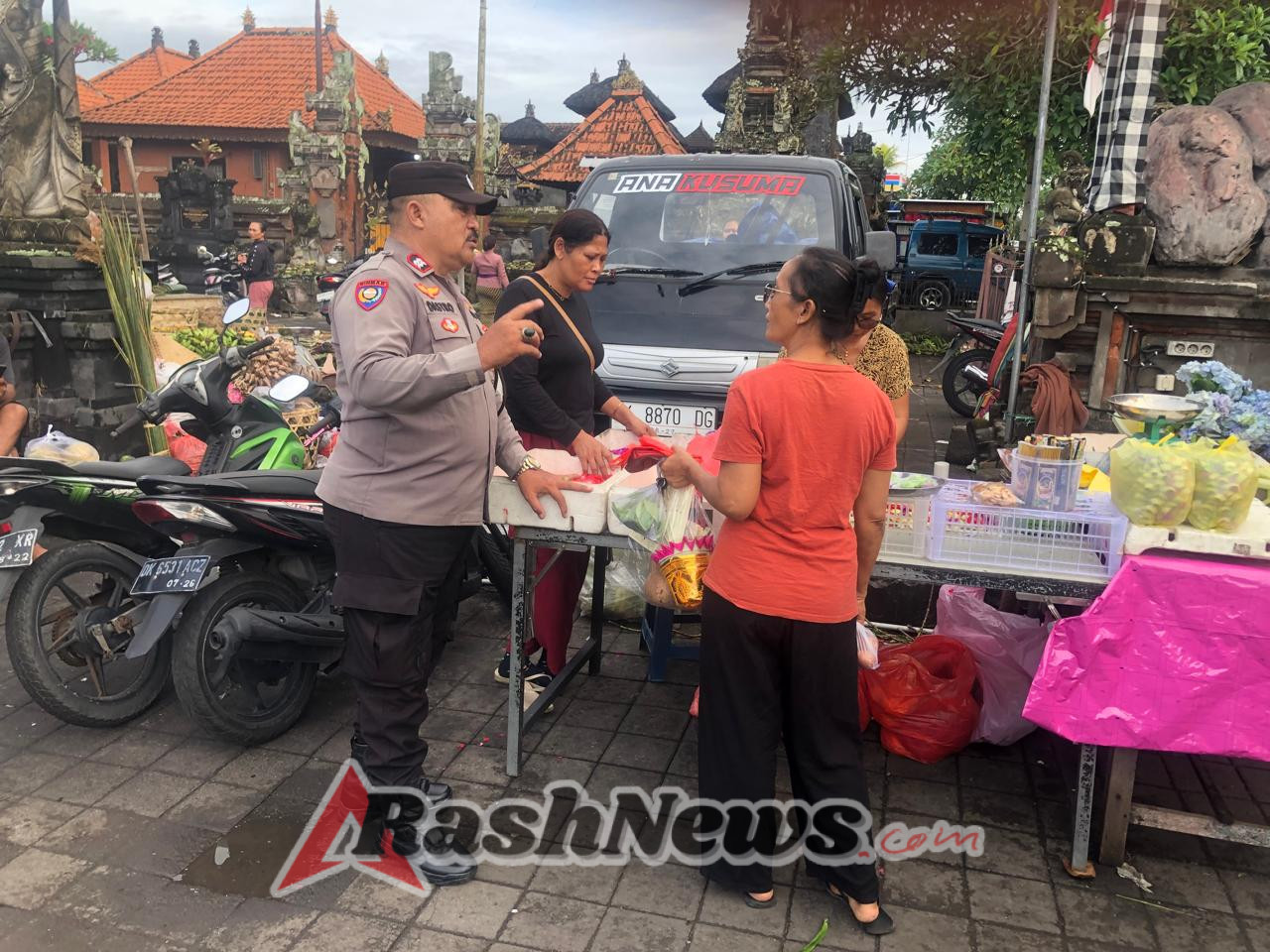 Menjelang Hari Raya Galungan dan Kuningan, Bhabinkamtibmas Singakerta Tingkatkan Himbauan Keamanan di Pasar Tradisional