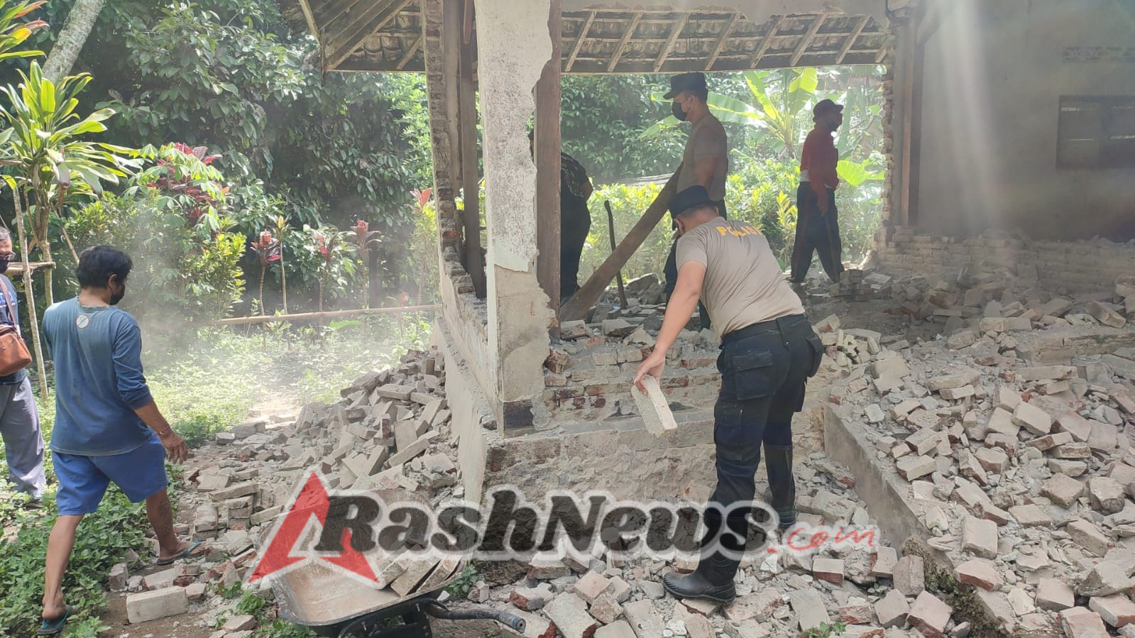 Kapolsek Selbar pimpin kegiatan Bedah Rumah di Desa Mundeh Selemadeg barat, Wujud Nyata Kepedulian