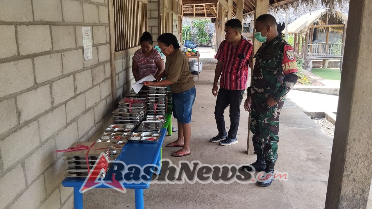 Babinsa Rote Timur Dampingi Pemberian Makanan Bergizi untuk 2.905 Pelajar di Papela