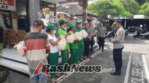 Polsek Sukawati Berikan Bansos Paket Sembako Kepada Petugas Kebersihan Dalam Rangka Hari Raya Galungan Dan Kuningan
