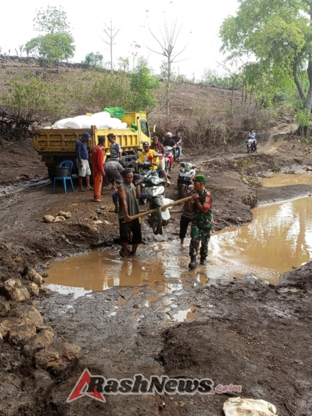 Danramil Donggo Apresiasi Babinsa yang Aktif Bantu Warga di Wilayah Bencana Banjir