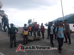 Wujud Kemanunggalan TNI-Rakyat, Babinsa Ende Turun Langsung Amankan Kedatangan KM Lawit