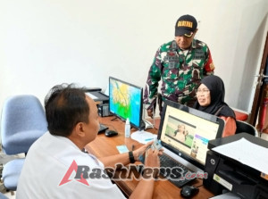 Pemantauan Babinsa Memastikan Pembagian BLT untuk Warga Desa Dauh Puri Kaja Berjalan Lancar