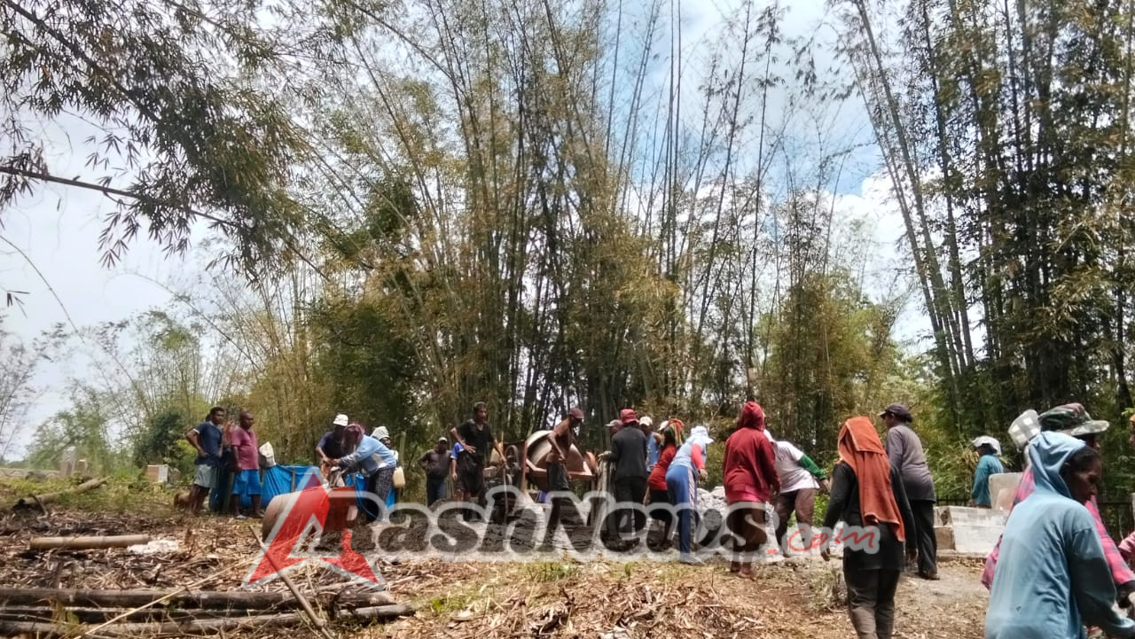 Pererat Kemanunggalan, Babinsa Bajawa Laksanakan Karya Bakti di Kuburan Umum Kecamatan Soa
