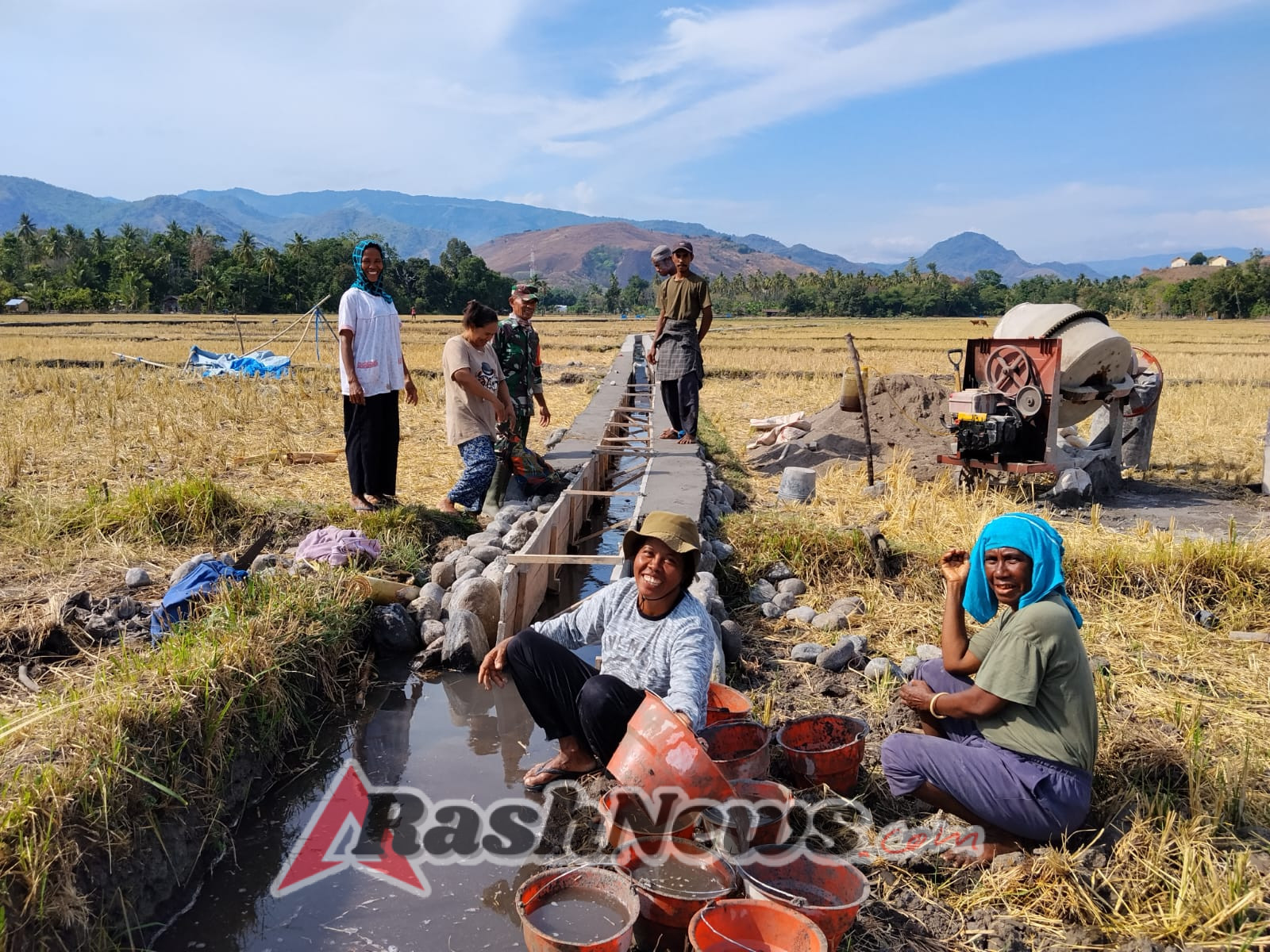 Irigasi Hampir Rampung, Babinsa Kodim 1602/Ende Terus Dampingi Petani Tingkatkan Produktivitas