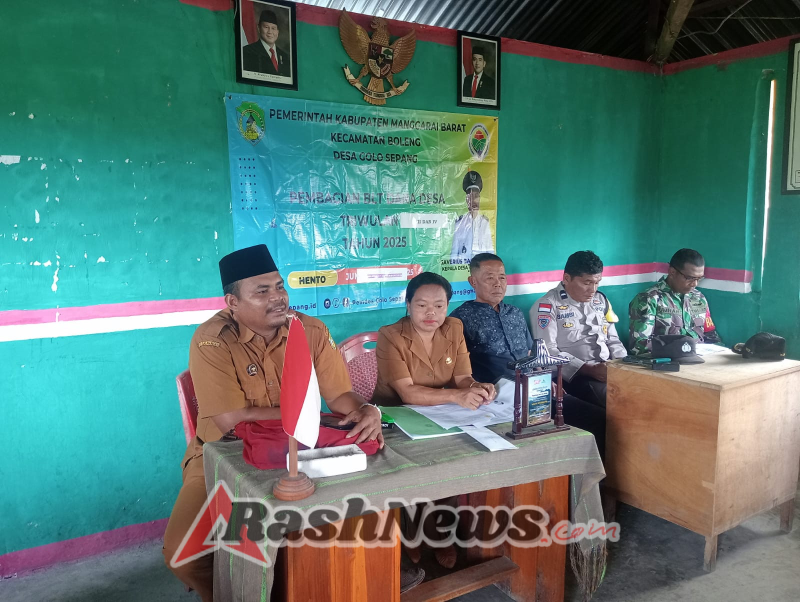 Babinsa Golo Sepang Koramil 1630-01/Komodo Hadiri Penyaluran BLT Dana Desa Tahun 2025 di Golo Sepang