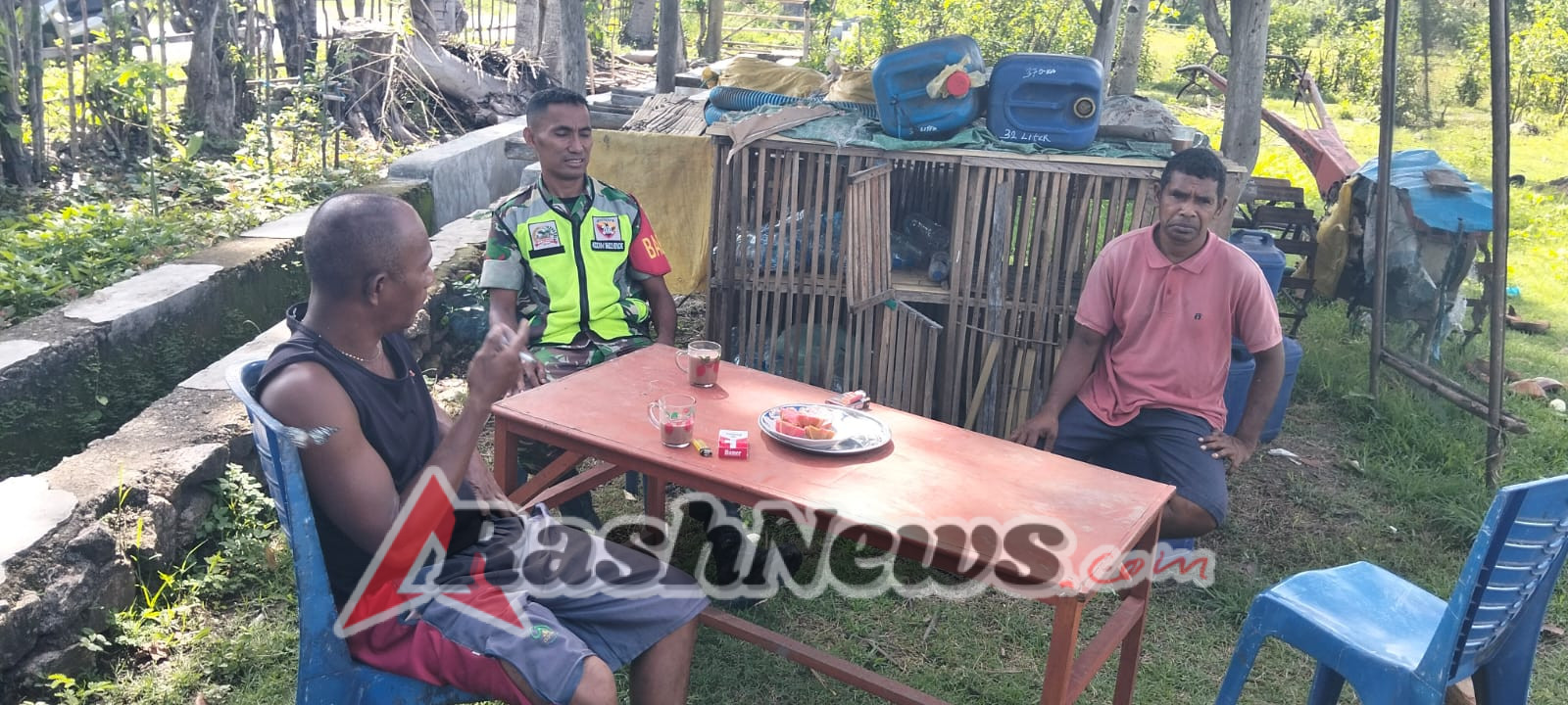Sinergi TNI dan Warga, Babinsa Maurole Pastikan Situasi Desa Ranokolo Tetap Kondusif