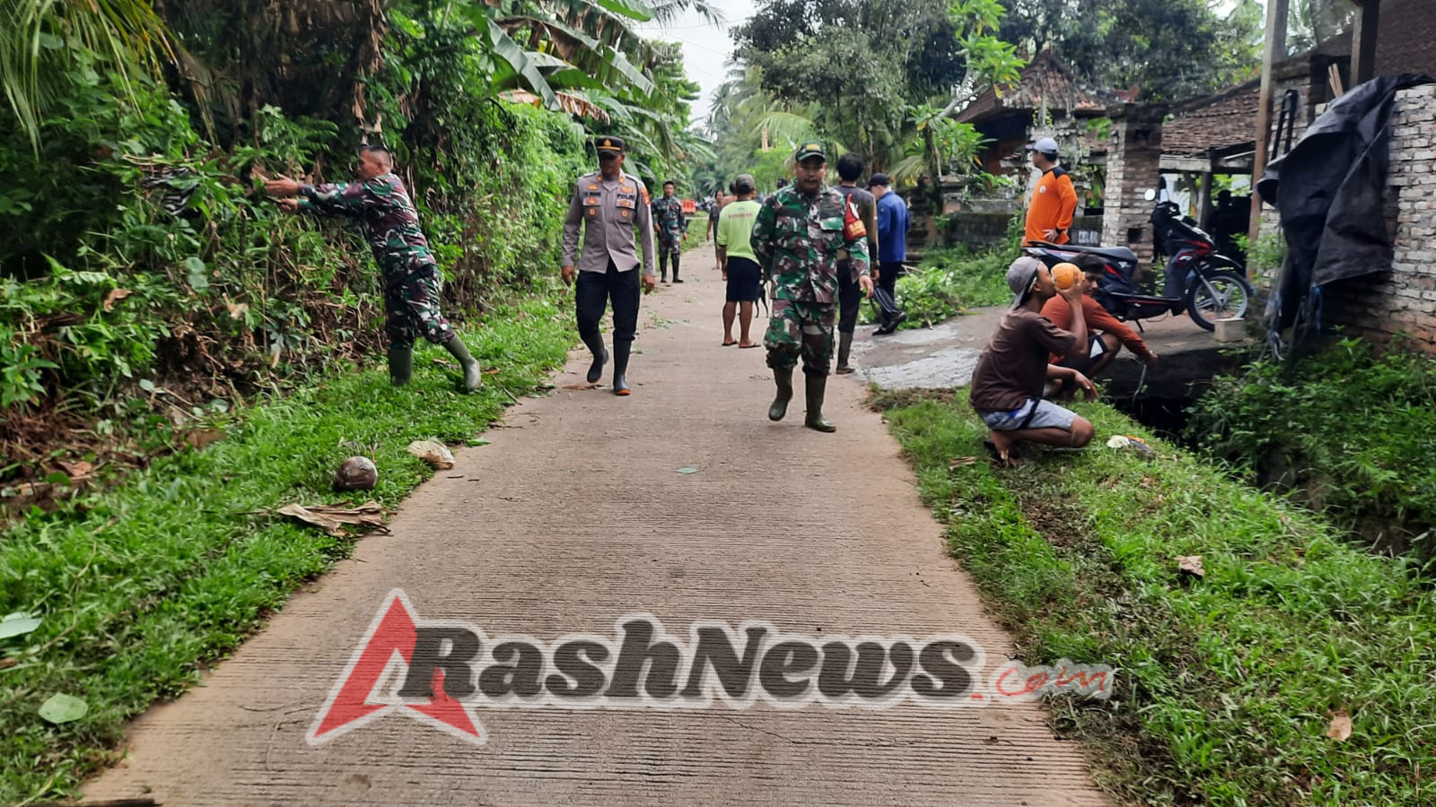 Karya Bakti di Desa Melaya Wujud Sinergi Tiga Pilar Jaga Lingkungan dari Ancaman Banjir
