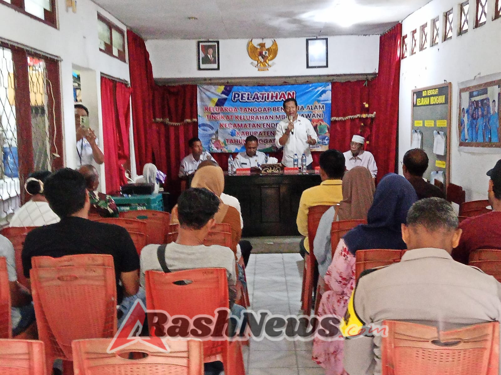 Babinsa Hadir di Tengah Warga, Pelatihan Bencana Alam Kelurahan Mbongawani Berjalan Lancar