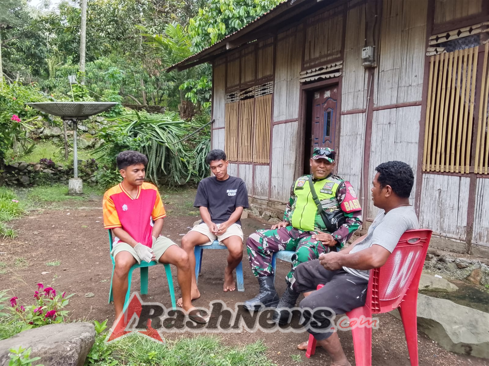 Babinsa Serda Antonius Wae Tingkatkan Sinergi dengan Warga Desa Wolokoli melalui Komsos